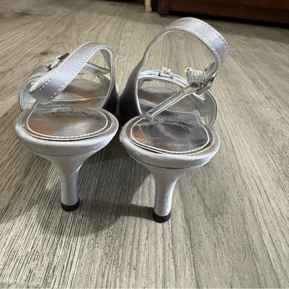 The Touch of Nina Silver Slingback Heels Sz 7M Embellished Bow Bridal Party - Picture 3 of 10